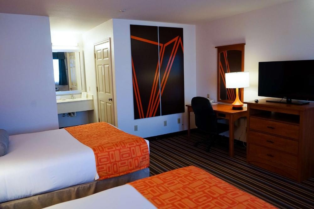 Howard Johnson by Wyndham Salinas