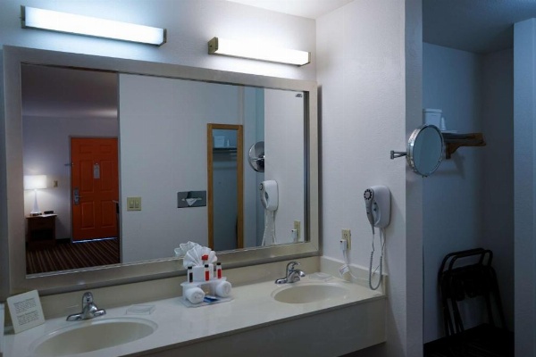 Howard Johnson by Wyndham Salinas image 14